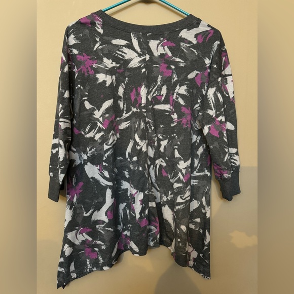⚽️ LuLaRoe Cozy Kate 3/4 Sleeve Sharkbite T, Small, NWT - Picture 2 of 6
